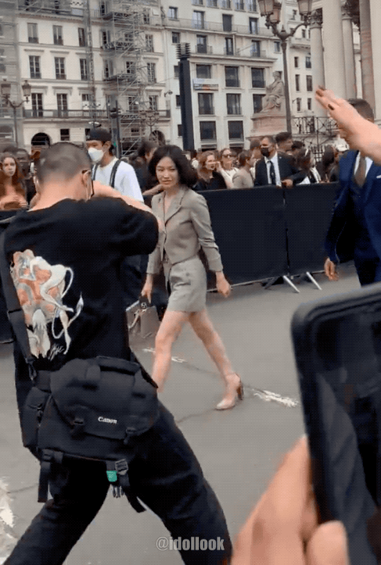 宋慧乔巴黎高定时装周秀场照来啦，姐姐一头利落短发知性优雅