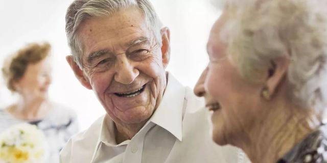 退休医生坦言：寿命长不是靠多走路和多睡觉，却是坚持这2件小事