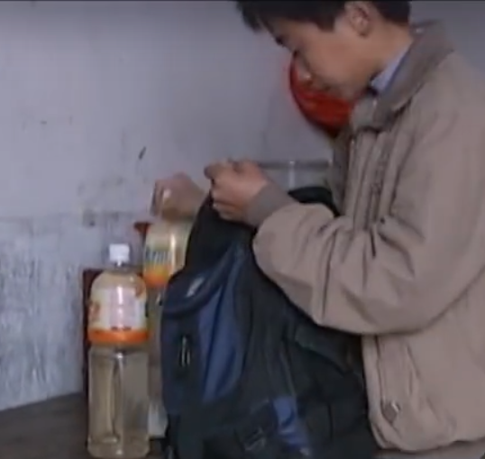 故事：农村14岁少年每天疯狂喝水,一天能喝30斤,他的身体有何不同