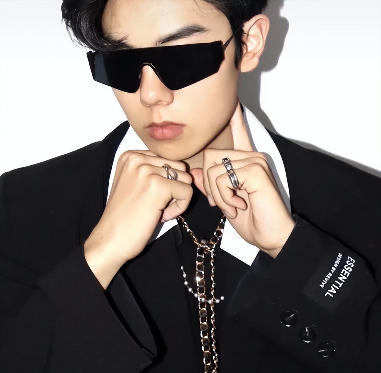 男大学生“天花板”走红，19岁逆袭国际超模，化妆前后判若两人