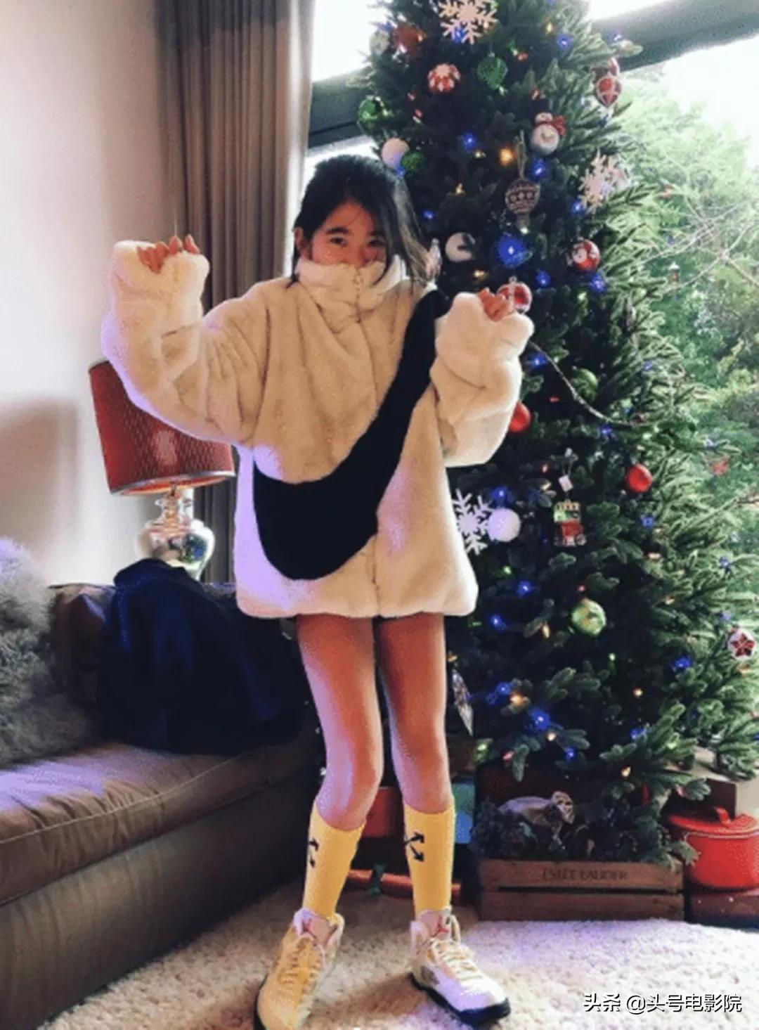 黄多多16岁戴金链涂眼影,爸爸萌娃早熟!曹格女儿11岁露肩画眼线