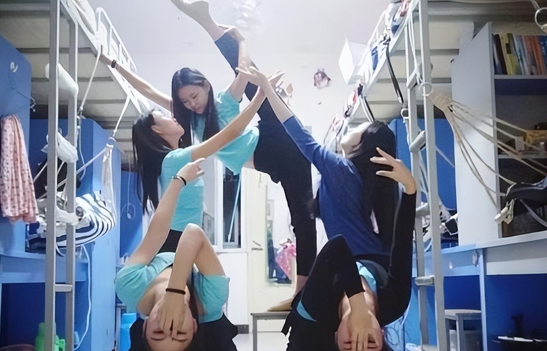 大学生封校后的生活，一个个开始秀花样，网友：像极了退休的生活