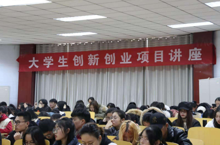 本科毕业摆摊卖煎饼果子火了，网友纷纷留言，这届网友真实得很