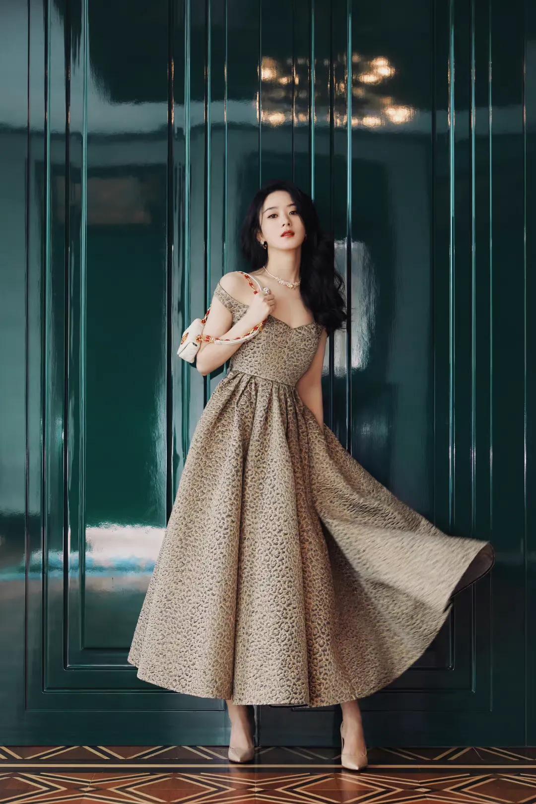 三大顶流的豹纹battle，迪丽热巴休闲惬意，赵丽颖杨幂一言难尽