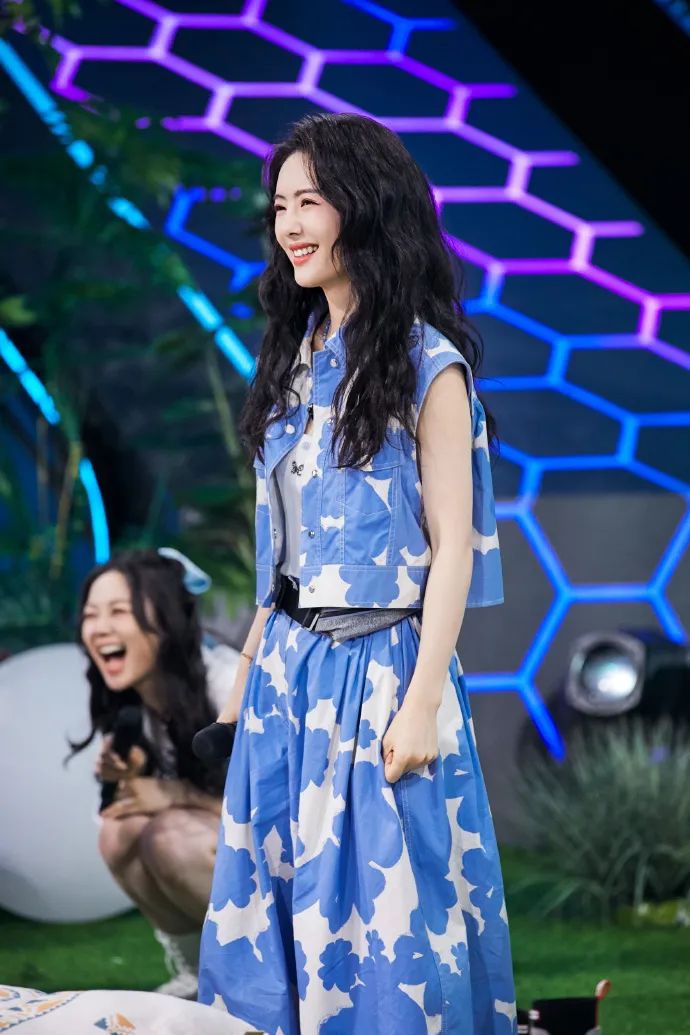 蔡文静身穿蓝白色衣裙靓丽多姿！雪肤玉貌美得不可方物