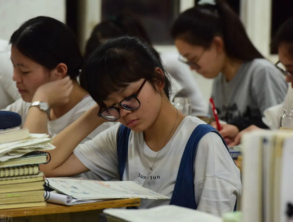 2022年为“高考小年”，录取分数线将下降？资深教师给出答案