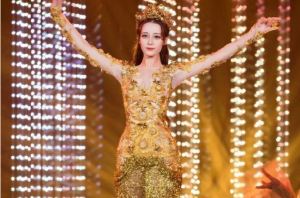 从普通销售员到收视女王，迪丽热巴的背景，远比你想象得复杂