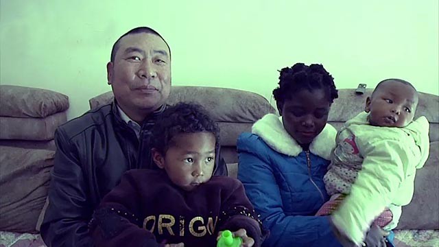 21岁非洲姑娘远嫁河南农民，公婆很满意，如今和儿子一起上幼儿园