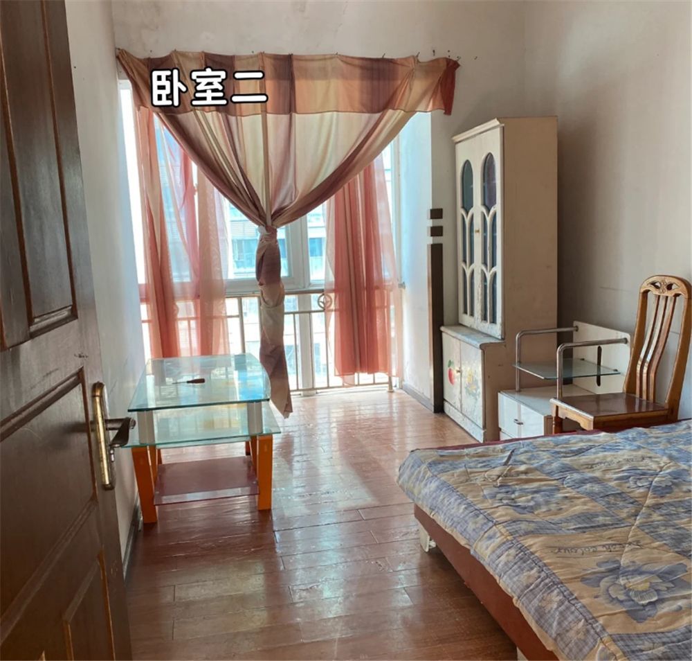 她低价租下楼顶“自建房”，环境虽破旧，却有20㎡露台和3间卧室