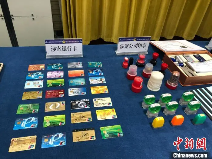 网上赌场的“性感荷官”,在拼命从菲律宾逃回中国