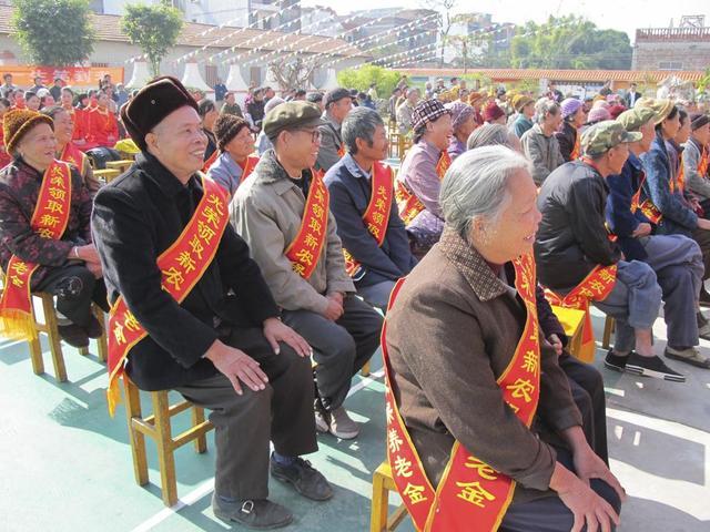农民每月200元养老金够吗？专家建议提高农民养老待遇，农民叫好