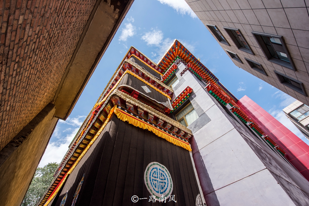 宏觉寺位于西宁市城中区宏觉寺街,目前是省级重点文物保护单位,主建筑