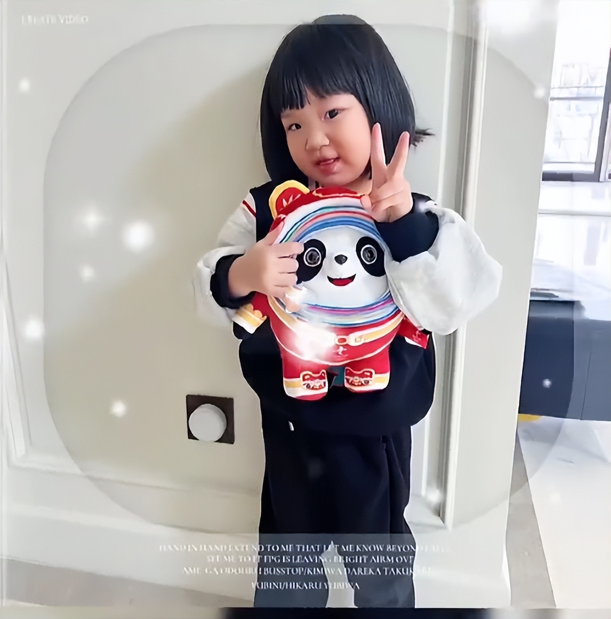 王祖蓝晒俩女儿萌态，天韵和妹妹分享冰墩墩，可爱懂事越长越漂亮