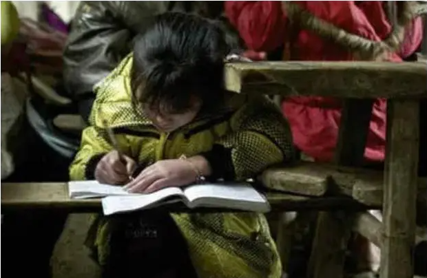 1995年四川17岁女大学生被卖进大山，55岁老汉让她住了17年猪圈