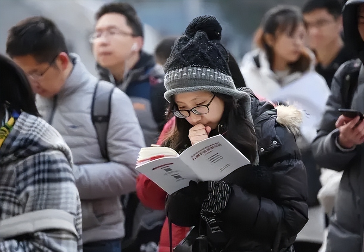 公务员迎来“新政策”，薪资待遇受到影响，部分地区已经实行？