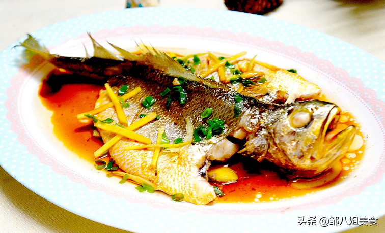 做清蒸鱼，热油和蒸鱼豉油哪个先放？有人常弄错，难怪鱼肉不鲜香
