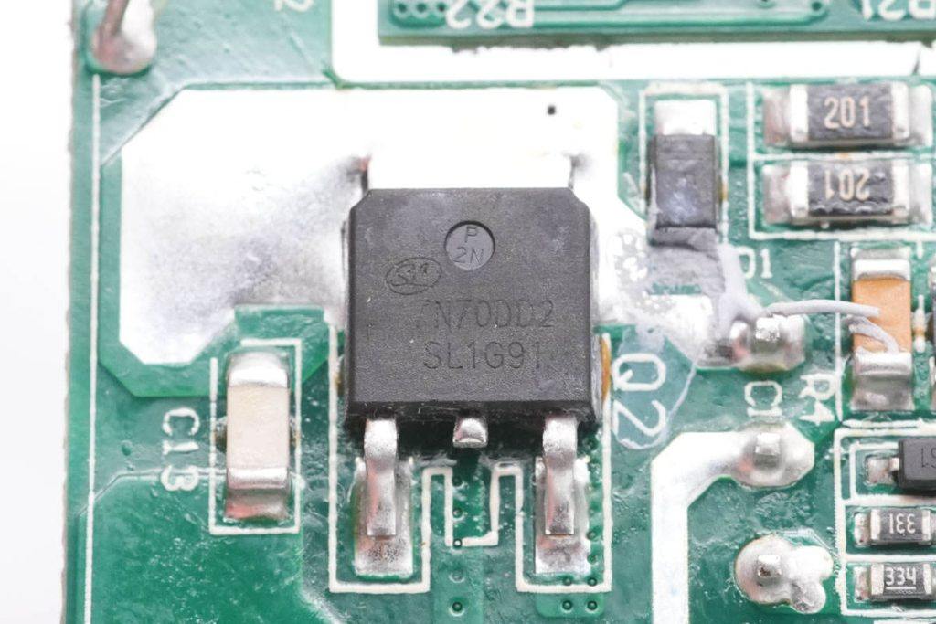 拆一款苹果官方合作品牌30W PD快充充电器，顶配iPhone 13全速充电
