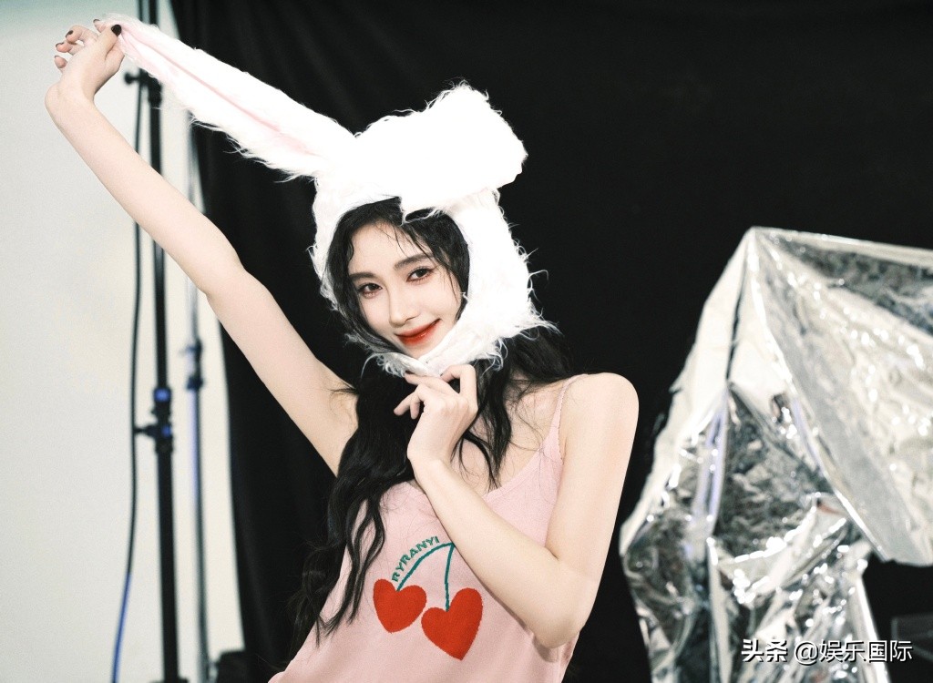 鞠婧祎生日照甜飒十足 两套造型上演反差萌