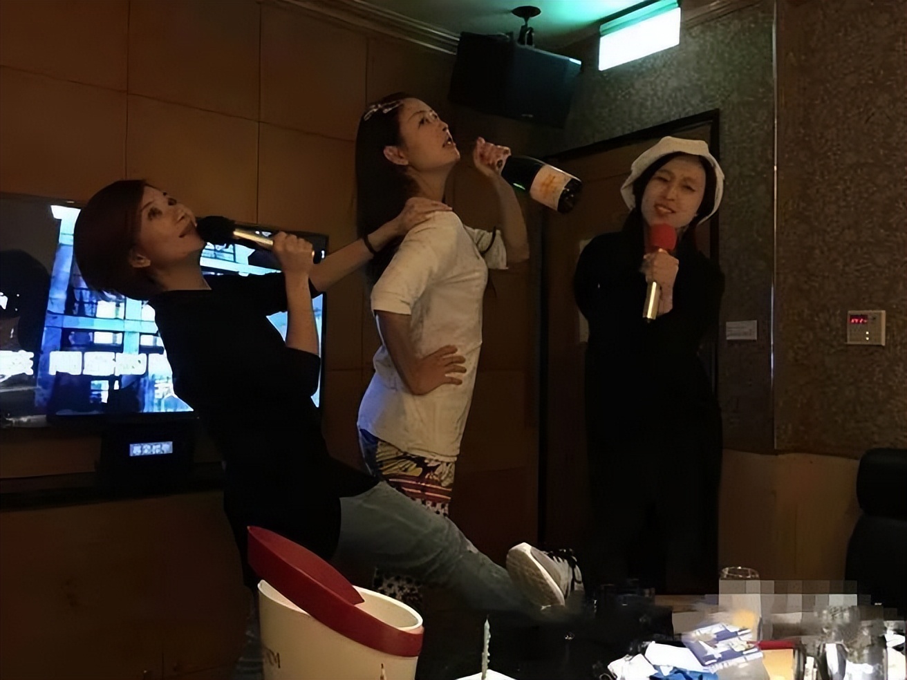 李蒨蓉、贾永婕，台北贵妇的两种打开方式…