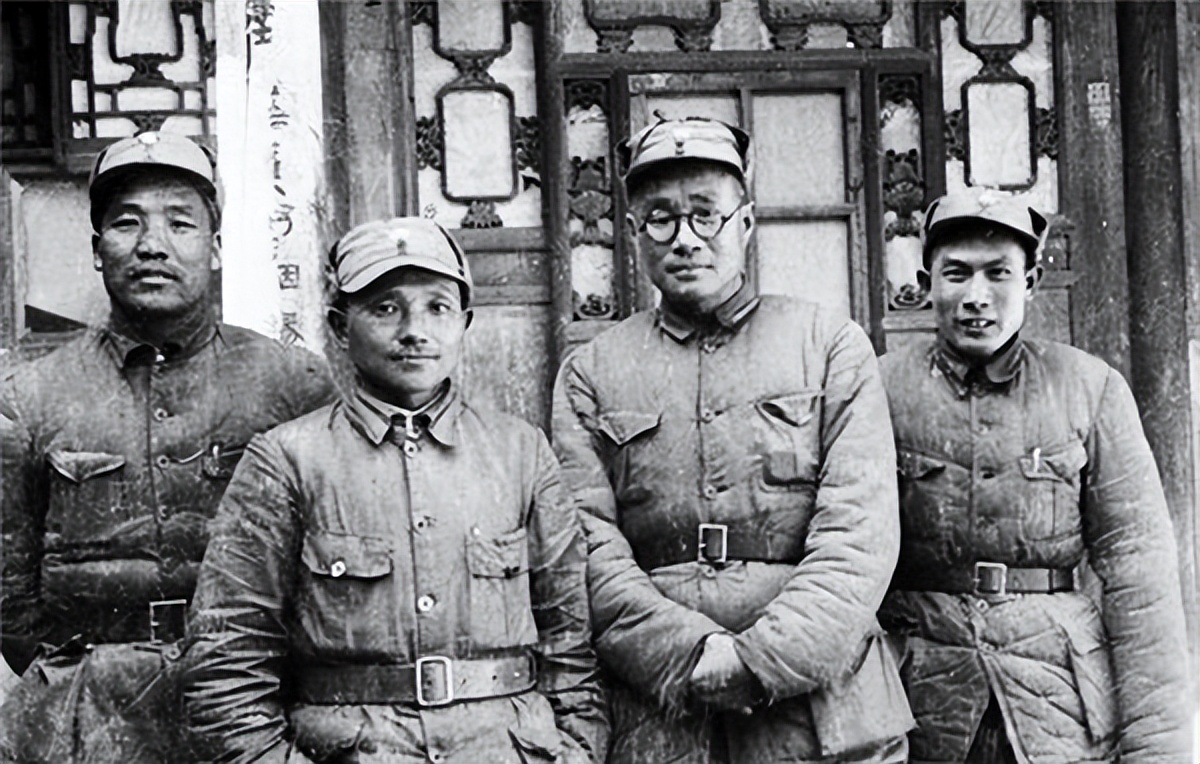 89年邓小平接见二野战友，见到杨国宇愣了愣说：这不是杨大人吗