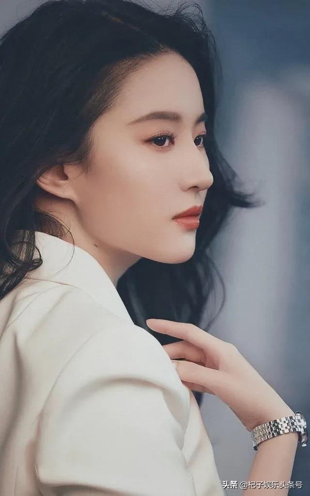 一组刘亦菲的侧颜照，鼻子很真实，果然天仙都是无惧真实的