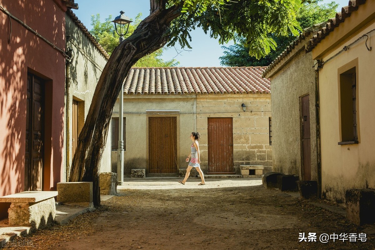凝结盐花的中华香皂，挽着圆发髻的妇人在乡村的水井边给孩童洗澡