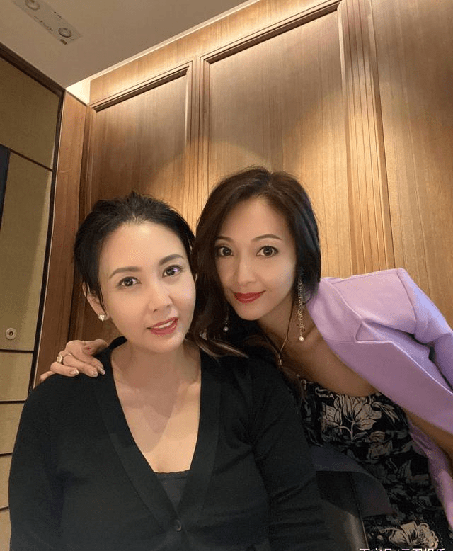 54岁邱淑贞为好友庆生罕露脸，戴名表钻戒显贵气，气质优雅高贵