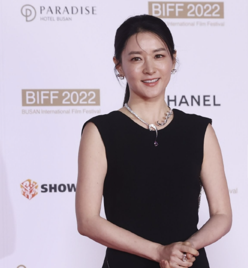 51岁李英爱绝美冻龄！“大长今”嫁入豪门13年，11岁龙凤胎颜值高