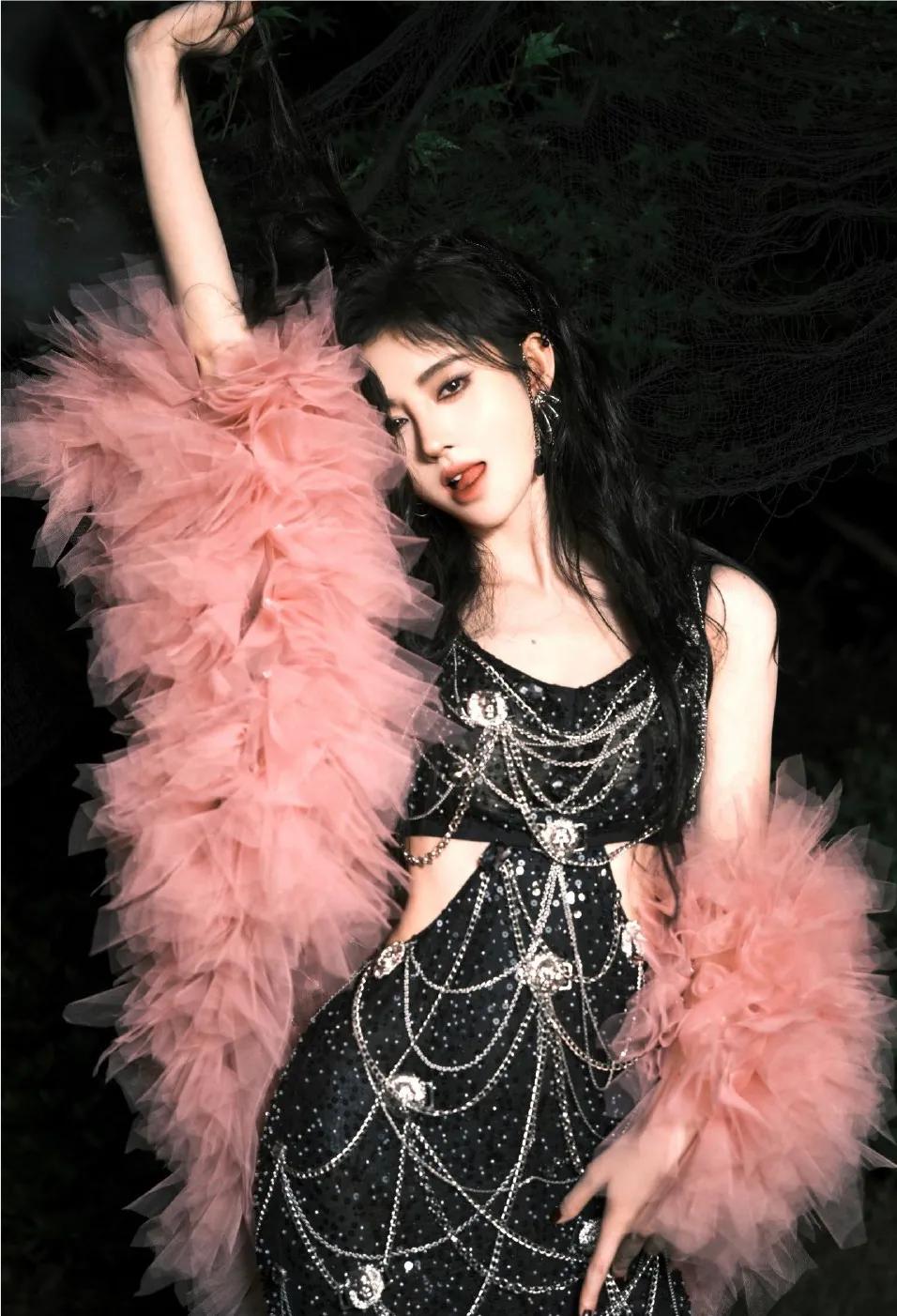 拥有兔子耳朵的鞠婧祎，可爱加倍，哪张美照让你眼前一亮呢？