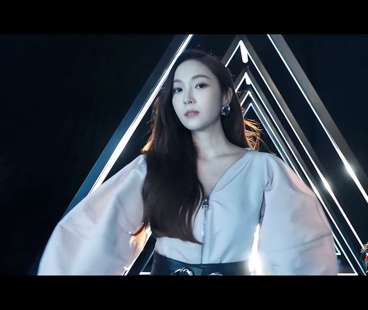 《浪姐3》未来感视频 王心凌发型减龄阿娇长裙绰约