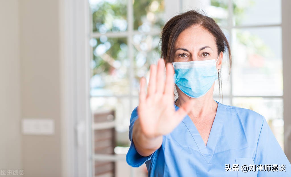 男子刺伤妻子情人，其家属拒绝手术后情人死亡，如何定罪量刑