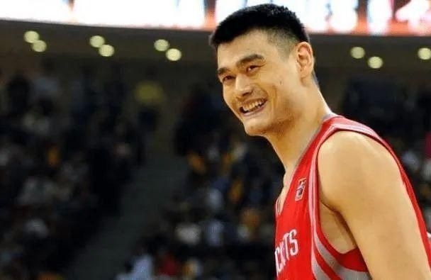 姚明在nba为什么站不住脚(姚明体重令人担忧，似乎已经不止400斤，两个膝盖都站不直了)