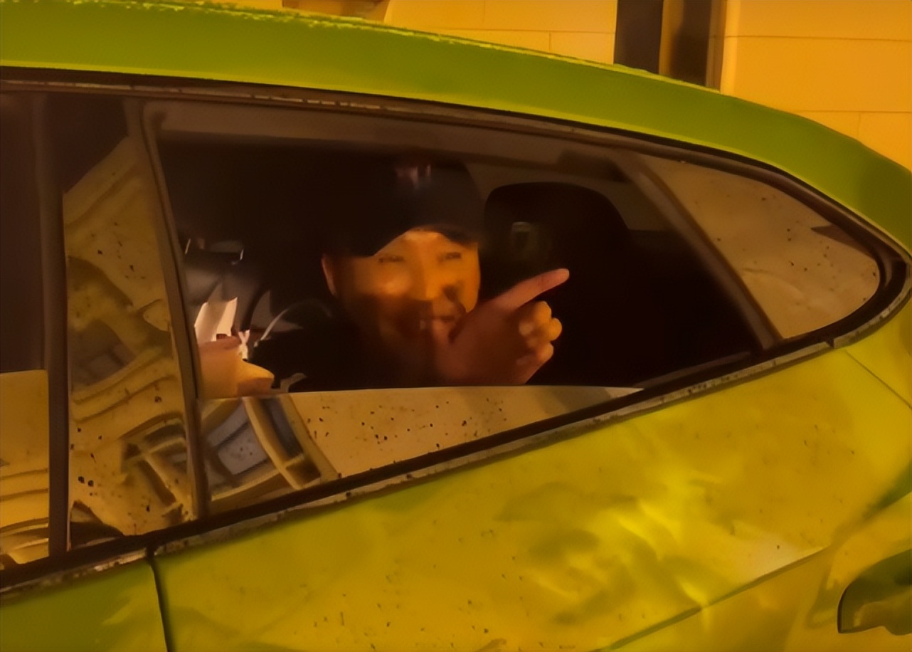 59岁戏骨吴刚坐300万豪车下班，红光满面气色好，妻子罕见化浓妆