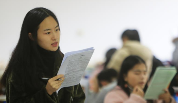 湖北一学校元旦晚会引热议，学生跳舞有些大胆，网友：真的不冷吗