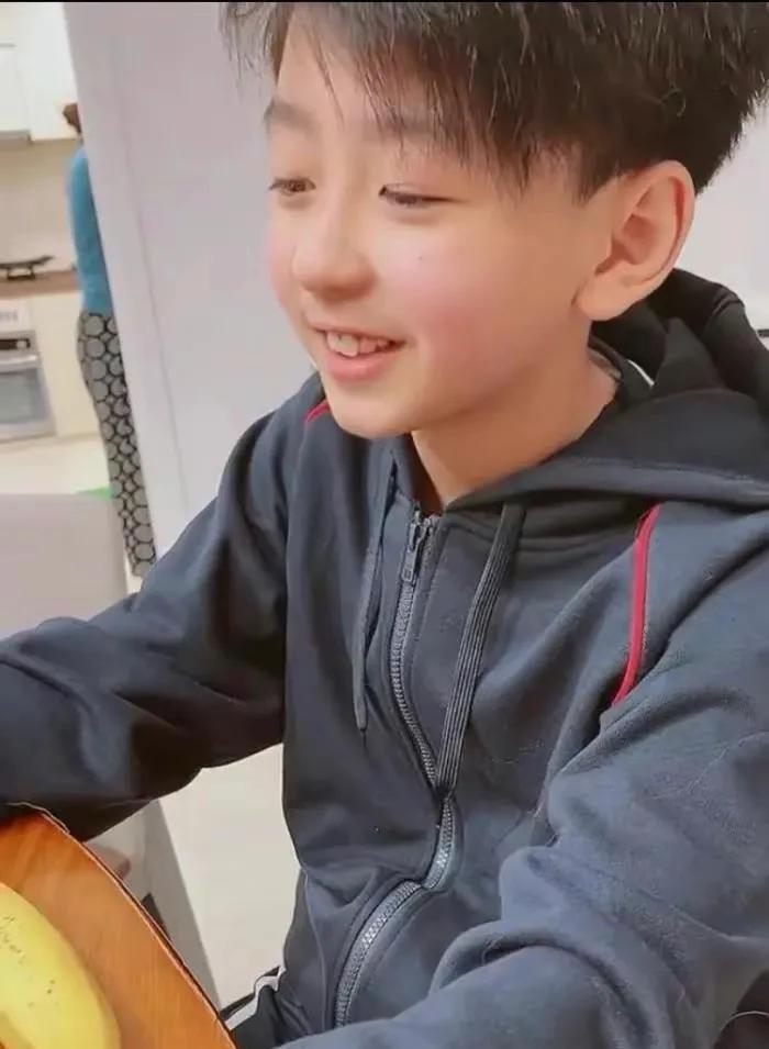 张柏芝为二儿子庆生，12岁Quintus长大成大帅哥，越来越像张柏芝