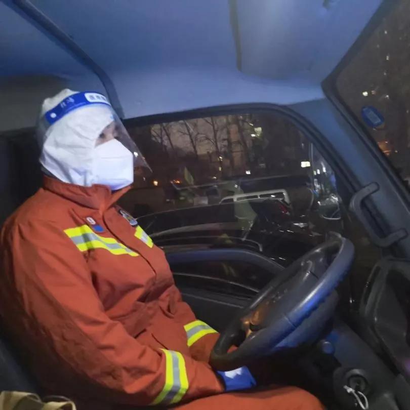 为了人民群众的平安幸福，“火焰蓝”化身“战疫白”