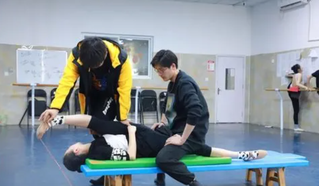 女舞蹈生“撕腿”训练，男老师帮忙辅助，动作暧昧惹争议