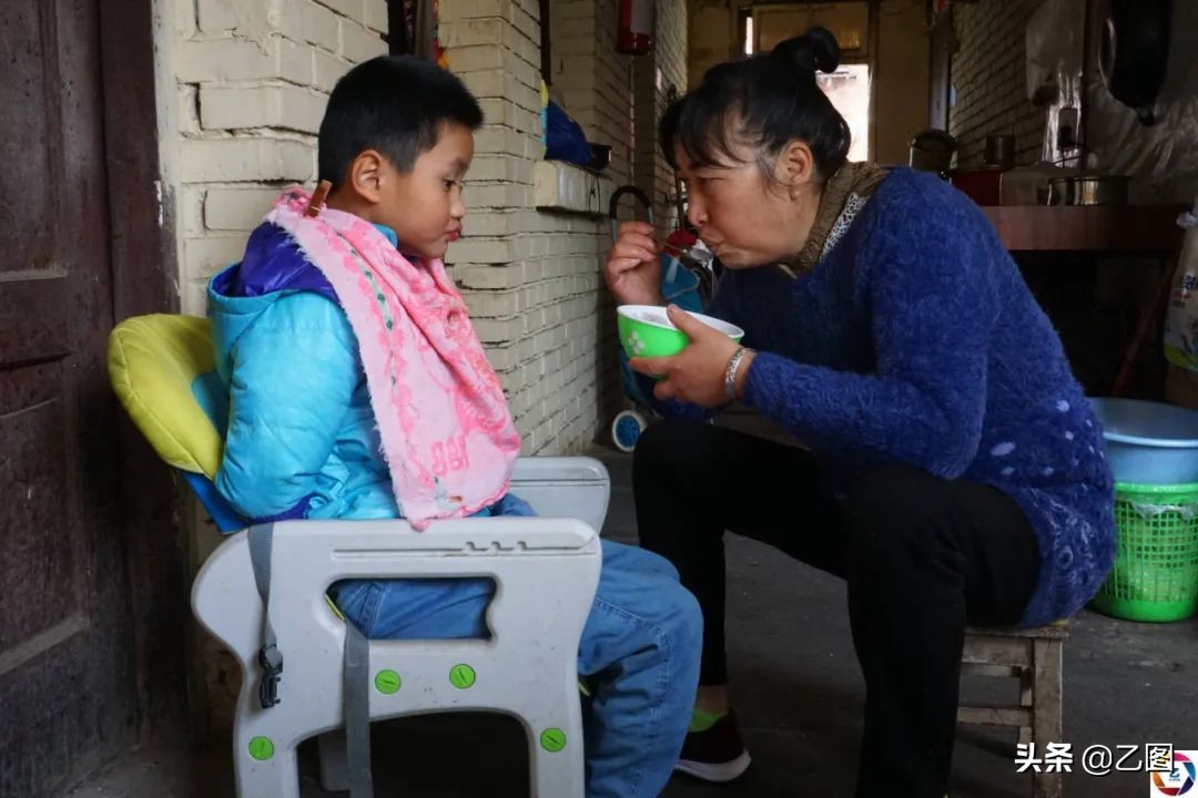 男童患病后父母逃离,奶奶每日将孩子捆着,看着不适却让人心酸