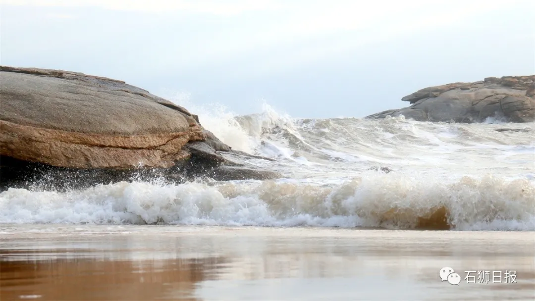 风劲潮涌浪高起，石狮海湾大风歌