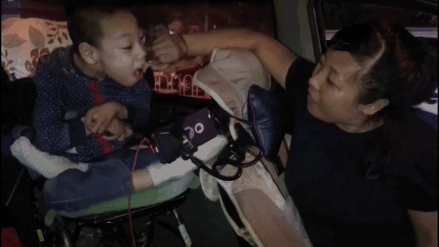 单亲妈妈依旧坚强！不论有多难，她都会带着脑瘫儿子无惧前行
