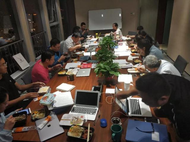 体制内和体制外，差距不只是“钱”，过来人告诉你别太“贪心”