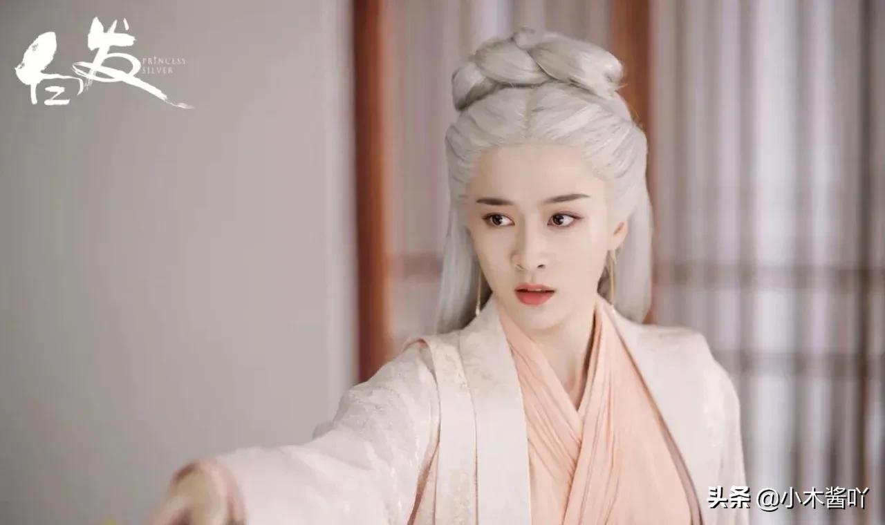 《白发王妃》现任设计喂药让她白头，前任喂解药却被她刺伤