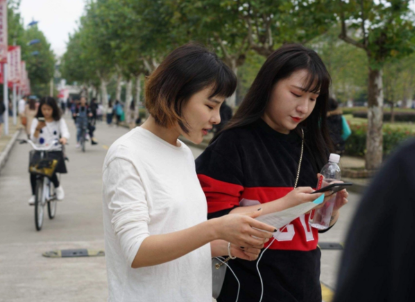 大学生喜从天降，将首次迎来“超长暑假”，部分高校放假时间已出