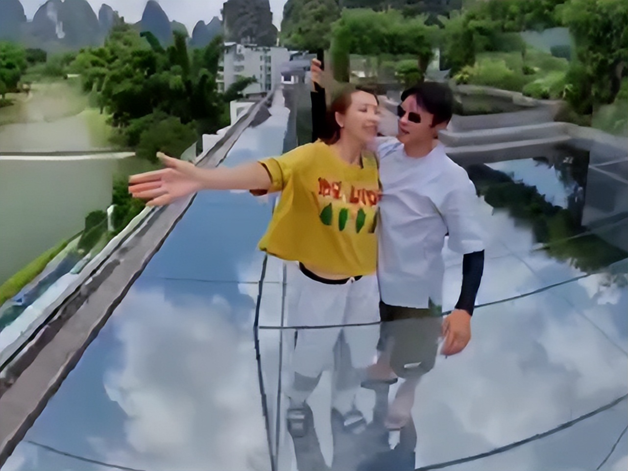 蔡少芬顺利返港，时隔半年与陈法蓉合体，头贴头喝奶茶姐妹情深