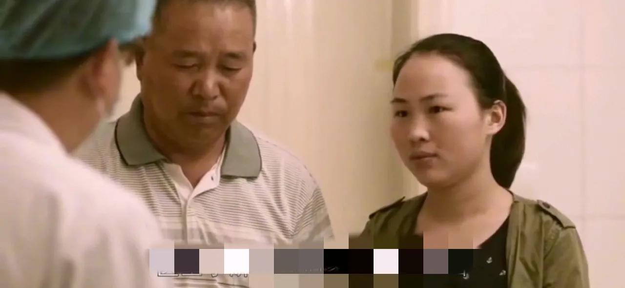 白发女大学生带母上学，心怀感恩，笑对人生