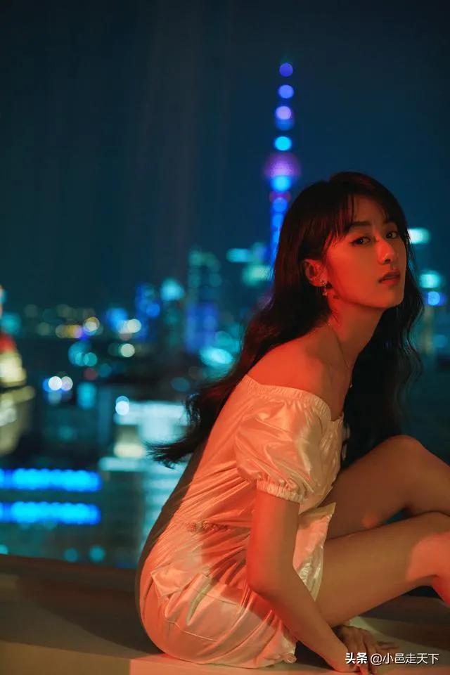 金晨迪丽热巴古力娜扎上演霓虹灯下的极限魅惑，这谁能抵挡得住呀