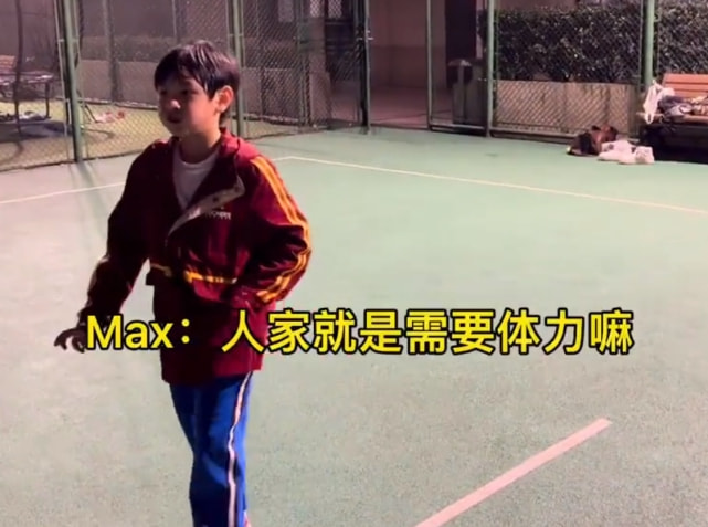 吴尊刘畊宏带娃打球，NeiNei耍赖撒娇，Max吃糖补充体力好欢乐