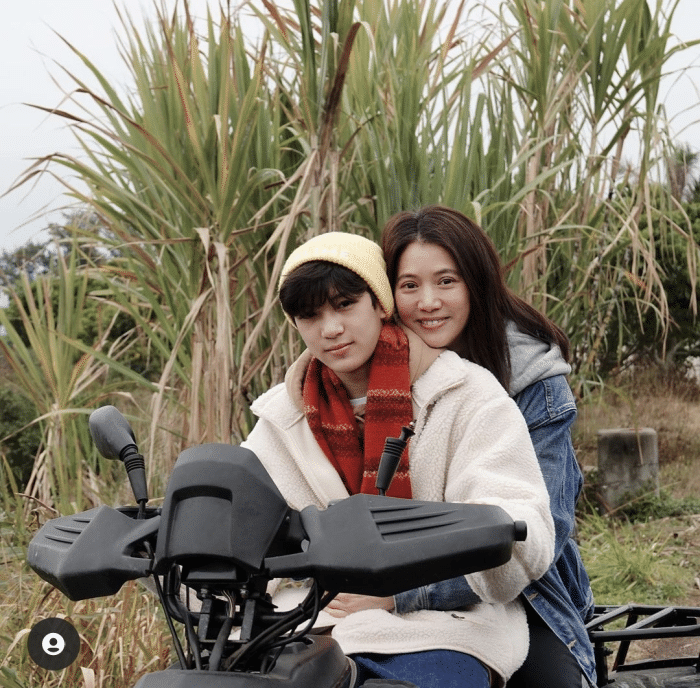 张智霖庆祝结婚21周年，将袁咏仪紧搂怀中，相爱超30年却未办婚礼