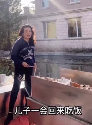 “曲终人散”的人生：大S一家忙着晒幸福，汪小菲满脸憔悴又孤单