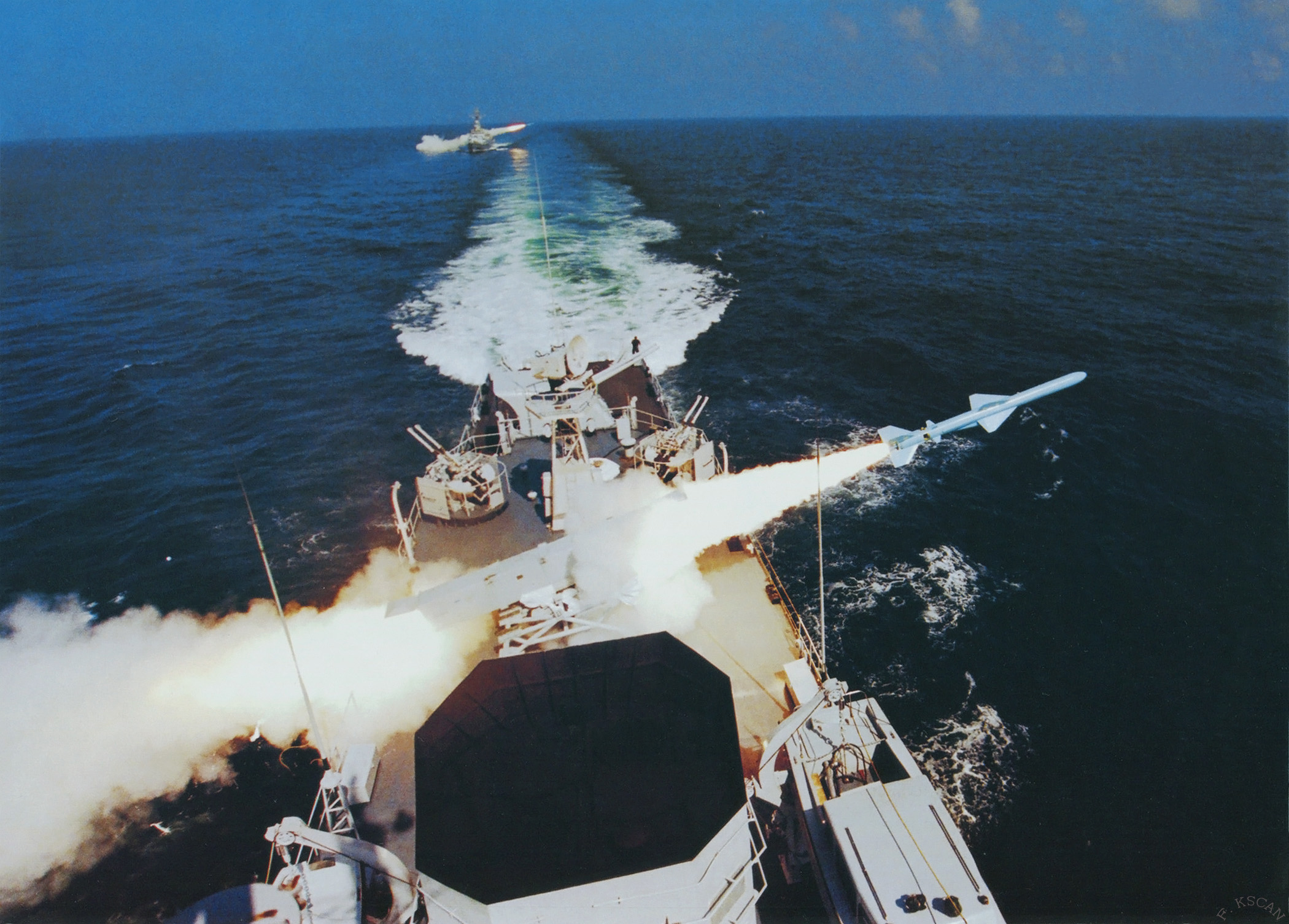 022型隐形导弹艇(022导弹艇航速50节造价过亿,已成时代的眼泪,造60艘